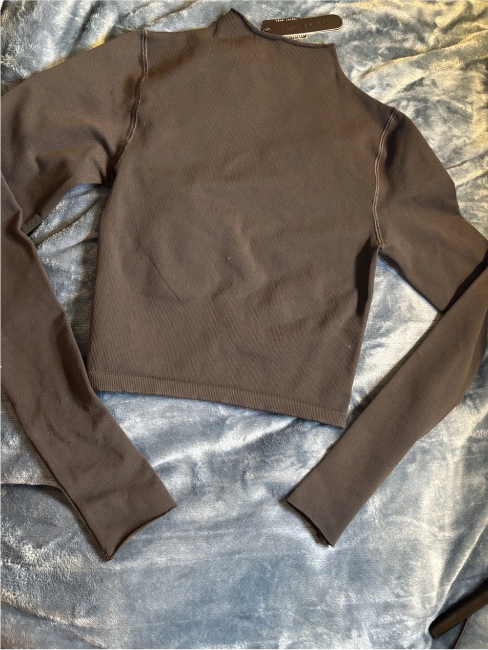 Nike × Skims Vintage Seamless Mock Neck Long Sleeve Crop Top
Obsidian S